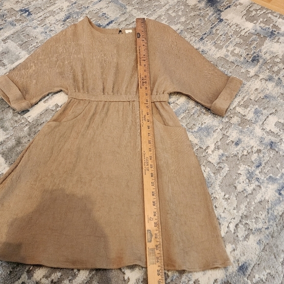 Flawless tan dress with pockets. Stretch waist. 3/4 sleeve. Crinkle fabric. M - Picture 15 of 15